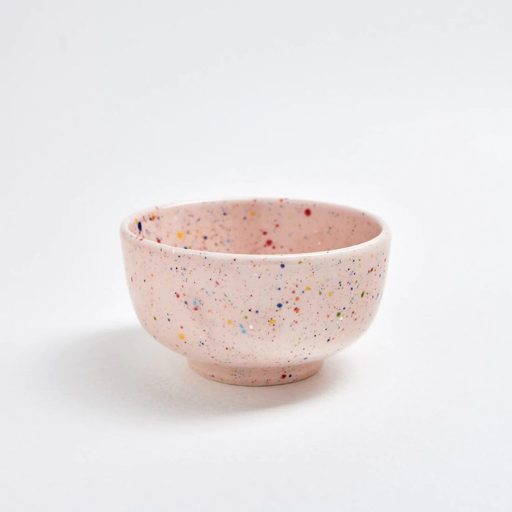 bol de cerámica rosa hecho a mano