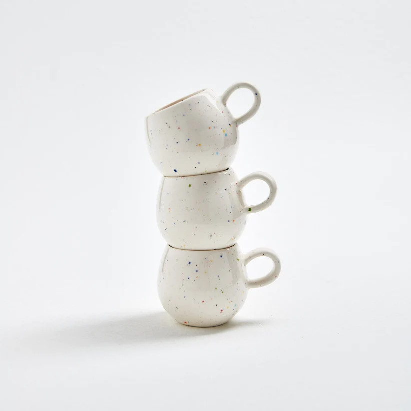 mug de cerámica blanco con asa hecho a mano